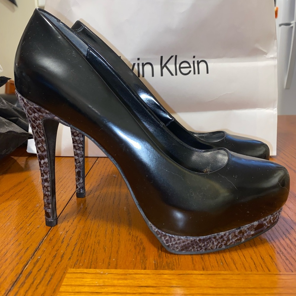 Simply Vera Wang black with snake print heels